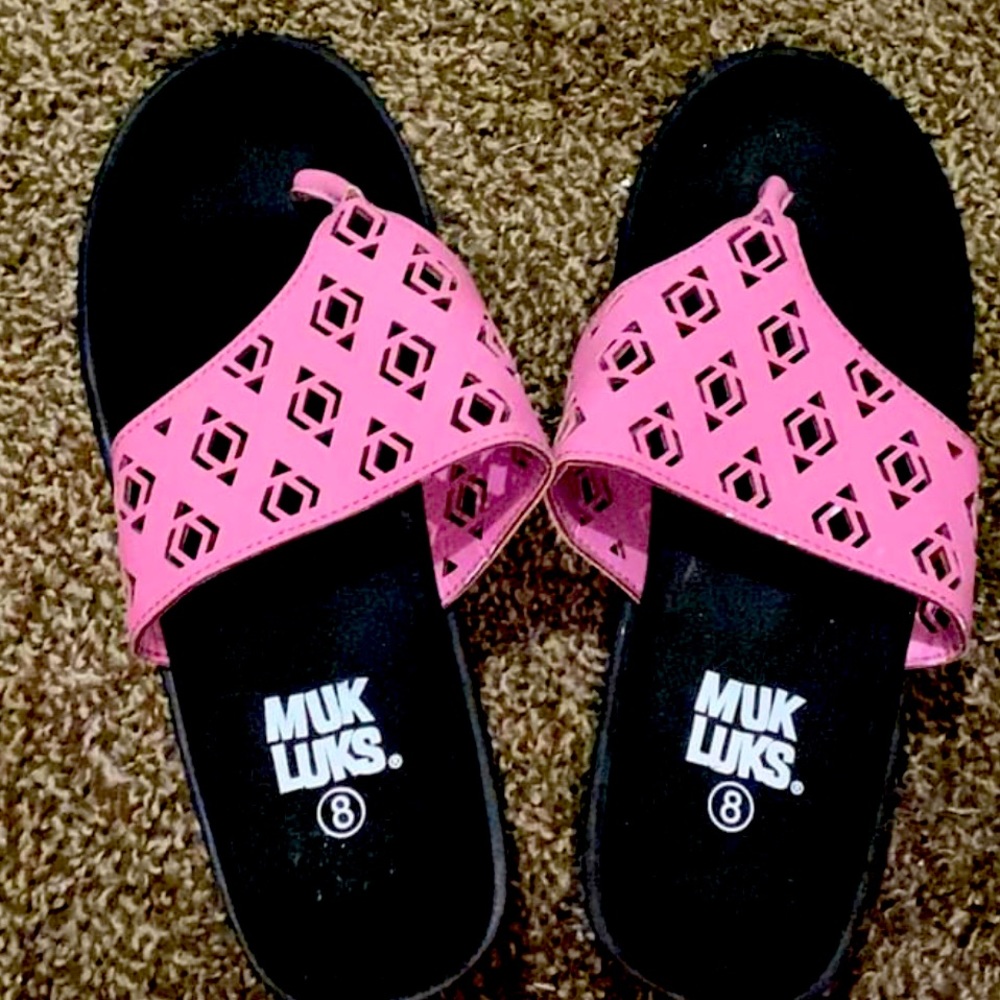 Mukluks flip flops.. new!